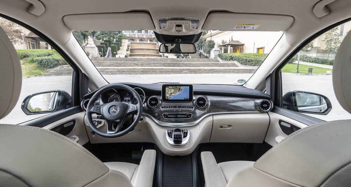 Die neue Mercedes-Benz V-Klasse und Marco Polo, Sitges/Spanien 2019 // The new Mercedes-Benz V-Class and Marco Polo, Sitges/Spain 2019 Die neue Mercedes-Benz V-Klasse – V 300 d (Kraftstoffverbrauch kombiniert 6,1-5,9 l/100 km, CO2-Emissionen kombiniert 161-155 g/km), Exterieur, Ausstattungslinie AVANTGARDE, Selenitgrau metallic // The new Mercedes-Benz V-Class – V 300 d (combined fuel consumption: 6.1-5.9 l/100 km; combined CO2 emissions: 161-155 g/km), Exterior, Design and equipment line AVANTGARDE, Selenite grey metallic
Die neue Mercedes-Benz V-Klasse – Interieur, Ausstattungslinie AVANTGARDE, Leder Lugano seidenbeige, Zierelement in Doppelstreifen-Optik, Panorama-Schiebedach, Luxussitze // The new Mercedes-Benz V-Class – Interior, Design and equipment line AVANTGARDE, Leather Nappa silk beige, trim element in twin-strip look, anorama sliding roof, luxury seats